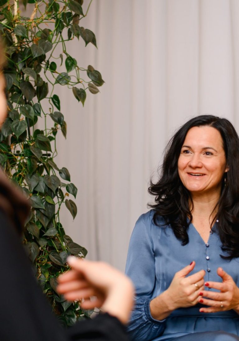 Traumasensibles Coaching Systemische Beratung Business Coach und traumasensible psychologische Beraterin Adriana Bär Haar bei München im Gespräch mit Klient